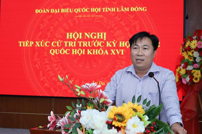 Phó Chủ tịch UBND xã La Dạ Nguyễn Khắc Hiếu trả lời kiến nghị của cử tri