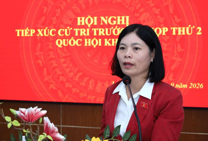 Đại biểu Quốc hội Trần Thị Oanh trả lời kiến nghị của cử tri tại buổi tiếp xúc