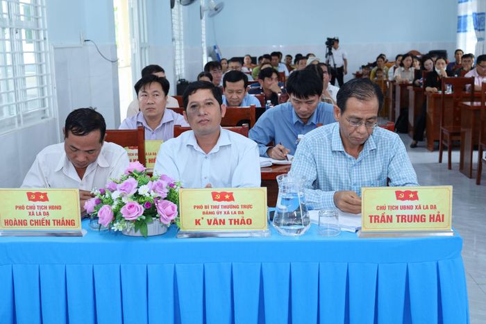 Lãnh đạo xã La Dạ dự buổi tiếp xúc cử tri