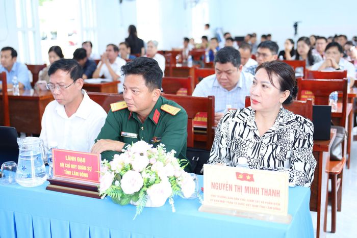 Lãnh đạo các sở, ngành và cử tri dự buổi tiếp xúc