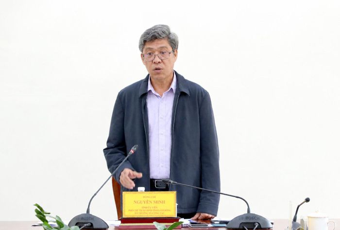 Tỉnh ủy viên, Phó Chủ tịch UBND tỉnh Lâm Đồng Nguyễn Minh trao đổi tại hội nghị