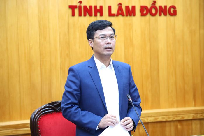 Đồng chí Đinh Văn Tuấn, Tỉnh ủy viên, Phó Chủ tịch UBND tỉnh Lâm Đồng đề nghị các đơn vị tháo gỡ các khó khăn, đẩy nhanh công tác khám sức khỏe toàn dân