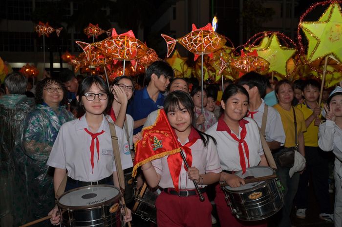 Các em háo hức tham gia rước đèn