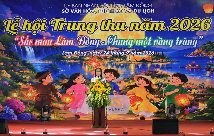 Phó Giám đốc Sở Văn hóa, Thể thao và Du lịch tỉnh, Trưởng Ban Tổ chức lễ hội Lê Thị Trúc Linh đọc thư của Tổng Bí thư, Chủ tịch nước Tô Lâm