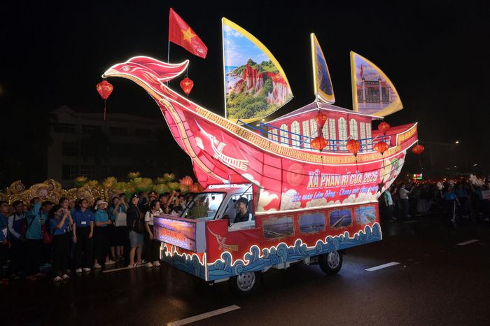 Mô hình lồng đèn lớn của xã Phan Rí Cửa