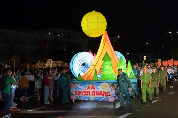 Lồng đèn lớn của xã Tuyên Quang