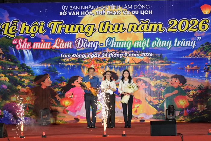 Ban Tổ chức tặng hoa cho nhà tài trợ