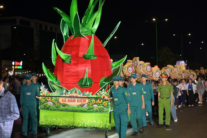Lồng đèn lớn của xã Hàm Kiệm với mô hình quả thanh long