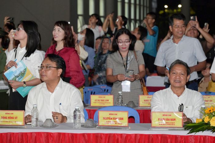Đồng chí Đặng Hồng Sỹ, Phó Bí thư Thường trực Tỉnh ủy (ngoài cùng bên trái) cùng lãnh đạo sở, ngành, địa phương tham dự khai mạc lễ hội trung thu