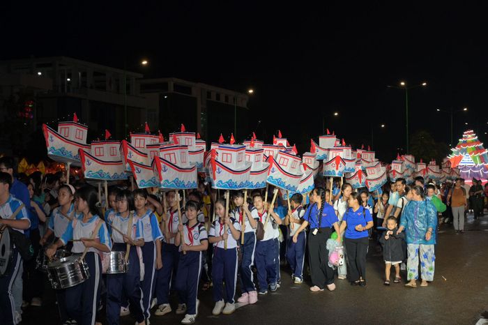 Mưa tạnh nên các em tham gia rước đèn thuận lợi, vui tươi