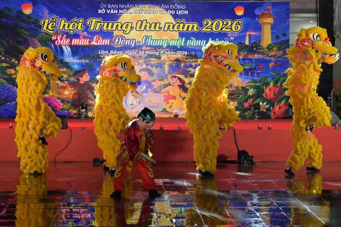 Múa lân khai mạc lễ hội