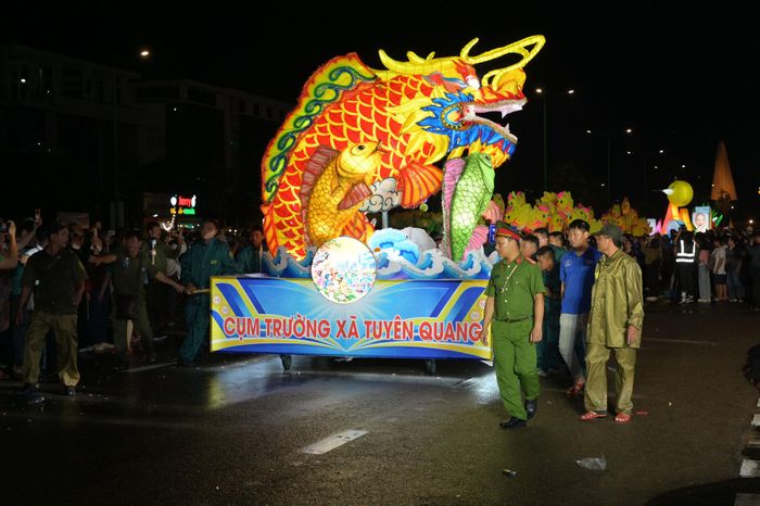 Mô hình cá chép hóa rồng của cụm trường xã Tuyên Quang