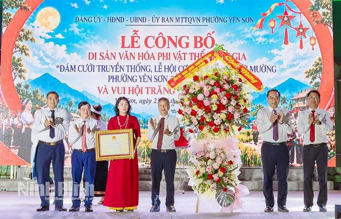 Các đồng chí lãnh đạo tỉnh tặng hoa chúc mừng phường Yên Sơn.