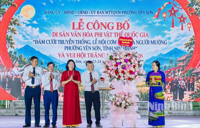Lãnh đạo Sở Văn hóa và Thể thao tặng hoa chúc mừng phường Yên Sơn .