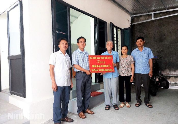 Ủy ban MTTQ Việt Nam xã Vụ Bản trao kinh phí hỗ trợ xây dựng Nhà Đại đoàn kết cho hộ có hoàn cảnh khó khăn trên địa bàn.
