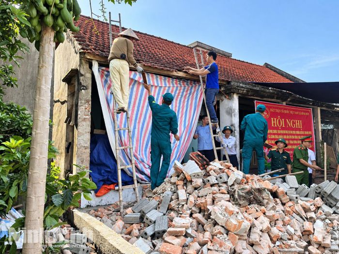 Cấp uỷ , chính quyền, MTTQ, các tổ chức đoàn thể xã Bình Sơn và người dân địa phương chung tay hỗ trợ ngày công xây dựng nhà Đại đoàn kết.