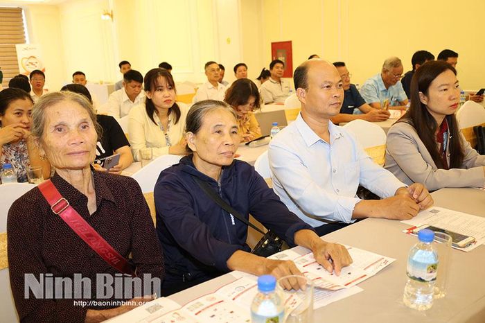 Các đại biểu tham dự chương trình lắng nghe các chuyên gia, nhà khoa học chia sẻ về các chuyên đề tại hội thảo.