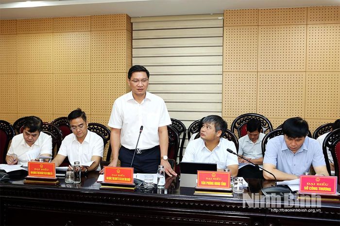 Đại diện lãnh đạo Ban Quản lý Khu kinh tế và các khu công nghiệp tỉnh phát biểu tại hội nghị.