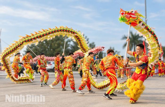 Múa rồng trong lễ hội truyền thống tháng Tám Đền Trần. Ảnh: Viết Dư