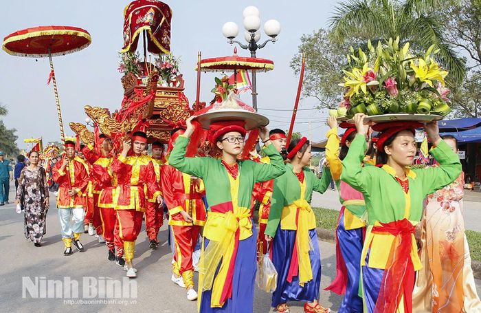 Rước kiệu trong lễ hội truyền thống tháng Tám Đền Trần. Ảnh: Viết Dư
