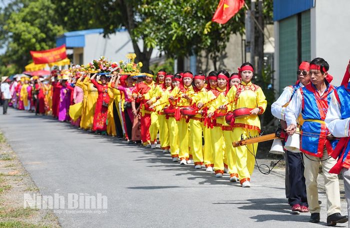 Lễ rước trong lễ hội tháng Tám đền Bảo Lộc, phường Nam Định. Ảnh: Viết Dư