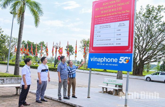 Lãnh đạo UBND phường Nam Định kiểm tra việc thực hiện thu giá dịch vụ trông giữ xe máy, ô tô tại Khu di tích quốc gia đặc biệt Đền Trần - Chùa Tháp. Ảnh: Viết Dư