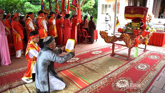 Đọc văn tế tại lễ khai mạc.