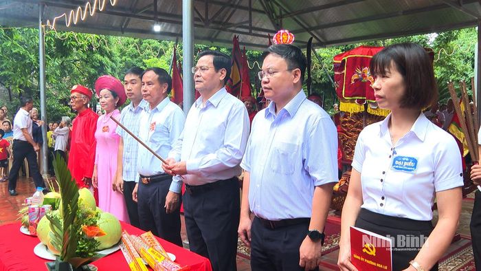 Các đại biểu dâng hương tại buổi lễ.