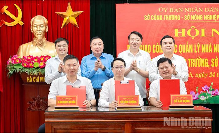 Đại diện các Sở: Nông nghiệp và Môi trường, Xây dựng, Công thương ký biên bản bàn giao chức năng, nhiệm vụ, hồ sơ, tài liệu và các nội dung có liên quan.
