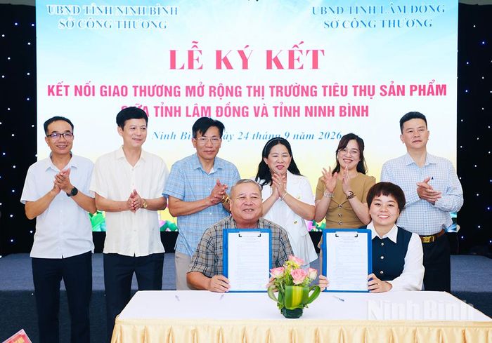 Đại diện doanh nghiệp tỉnh Ninh Bình và Lâm Đồng ký kết biên bản hợp tác ghi nhớ cùng nhau hỗ trợ phát triển và tiêu thụ sản phẩm.
