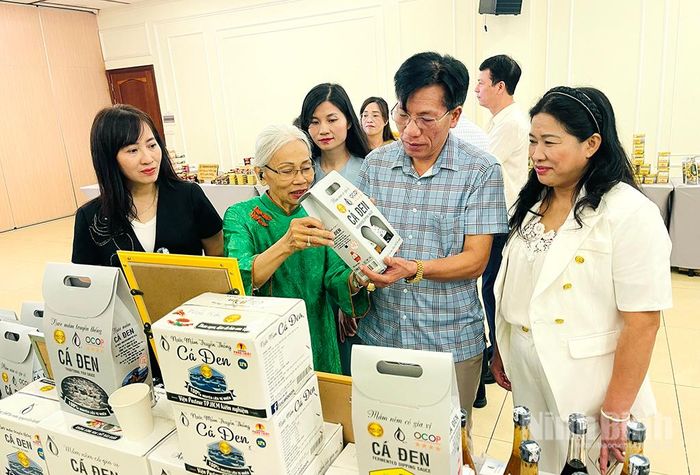 Các đại biểu tham quan các gian hàng sản phẩm tiêu biểu của hai tỉnh Ninh Bình và Lâm Đồng.