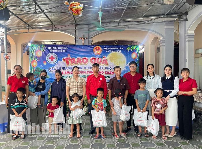 Lãnh đạo Hội Chữ thập đỏ tỉnh, lãnh đạo xã Xuân Hưng tặng quà cho trẻ em có hoàn cảnh khó khăn trên địa bàn.