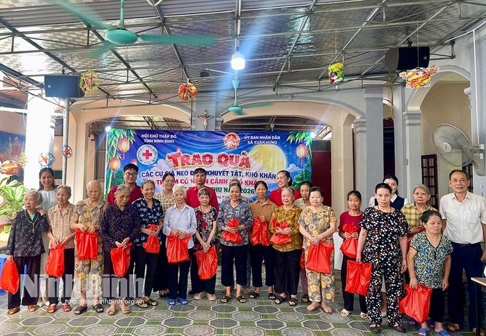 Lãnh đạo Hội Chữ thập đỏ tỉnh, lãnh đạo xã Xuân Hưng tặng quà cho người già neo đơn trên địa bàn.