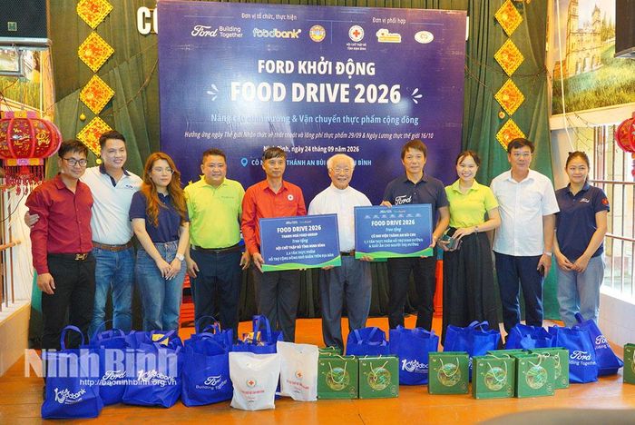 Đại diện chiến dịch Food Drive 2026 trao biển tượng trưng hỗ trợ thực phẩm cho Hội Chữ thập đỏ tỉnh và Cô nhi viện Thánh An Bùi Chu.