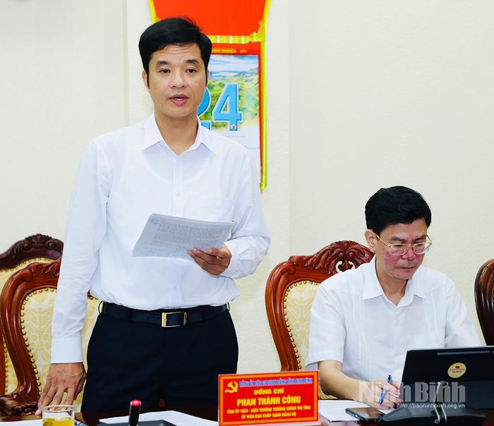 Đồng chí Phan Thành Công, Tỉnh uỷ viên, Hiệu trưởng Trường Chính trị Trường Chinh, Uỷ viên Ban chấp hành Đảng bộ các cơ quan Đảng tỉnh phât biểu tại hội nghị.