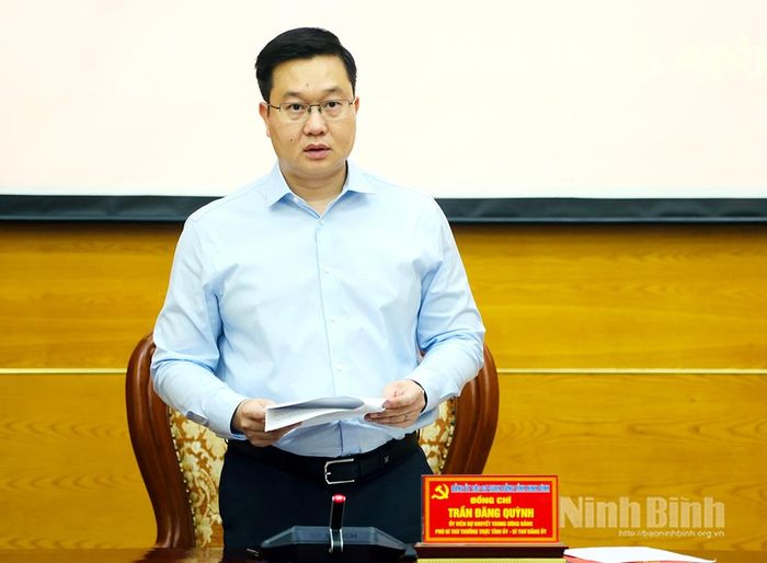 Đồng chí Phó Bí thư Thường trực Tỉnh ủy, Bí thư Đảng ủy các cơ quan Đảng tỉnh Trần Đăng Quỳnh phát biểu kết luận hội nghị.