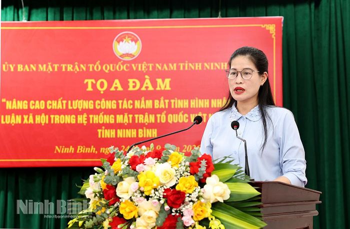 Đồng chí Trần Thị Thoa, Phó Chủ tịch Ủy ban MTTQ tỉnh phát biểu đề dẫn tại tọa đàm.