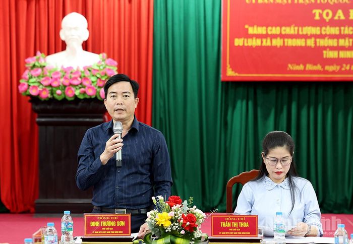 Đồng chí Đinh Trường Sơn, Phó Chủ tịch Ủy ban MTTQ Việt Nam tỉnh phát biểu tại tọa đàm.
