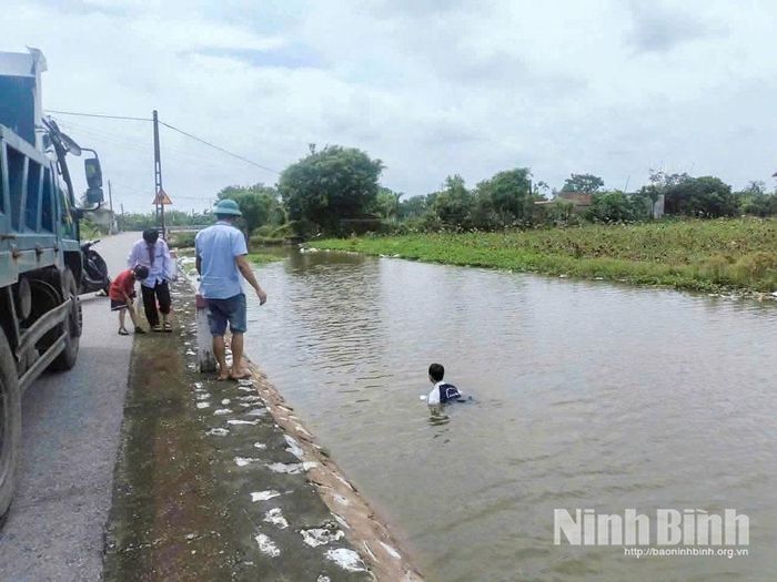 Em Nguyễn Mạnh Hùng lao xuống sông cứu 2 em học sinh bị đuối nước.