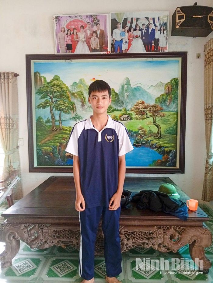 Em Nguyễn Mạnh Hùng, học sinh lớp 11B1, Trường THPT B Hải Hậu dũng cảm cứu 2 em nhỏ bị đuối nước.