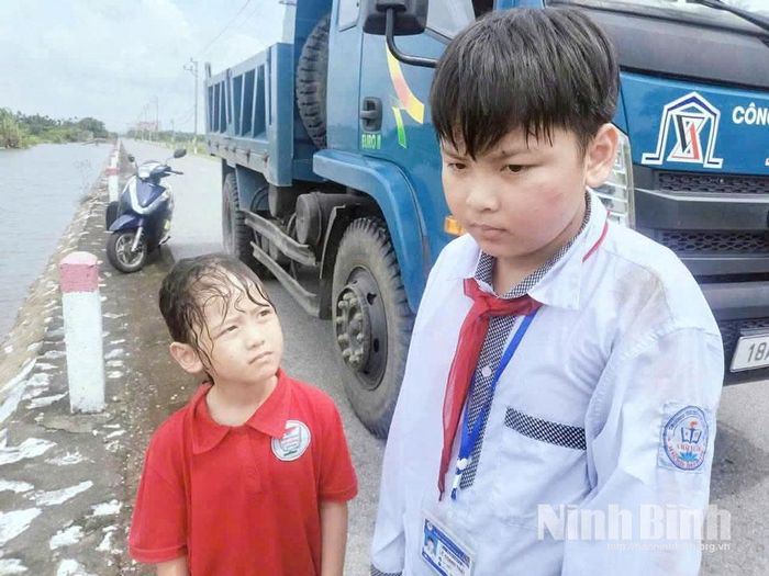 Hai em Lê Quang Thái (học sinh lớp 6B2, Trường THCS A Hải Xuân) và là Lê Anh Thơ (học sinh lớp 1, Trường Tiểu học A Hải Xuân) đã may mắn được cứu khi bị đuối nước.