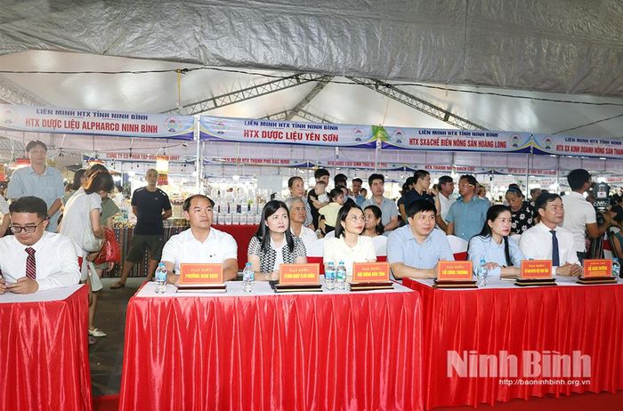 Các đại biểu dự khai mạc phiên chợ.