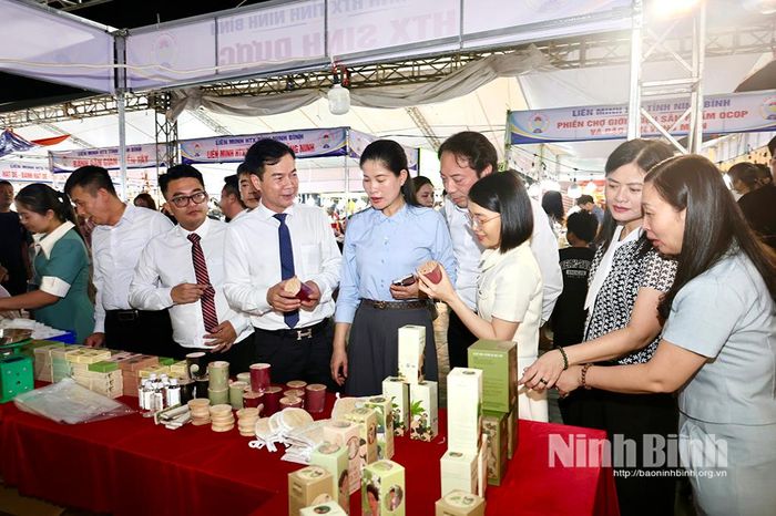Các đại biểu tham quan các gian hàng tại phiên chợ.