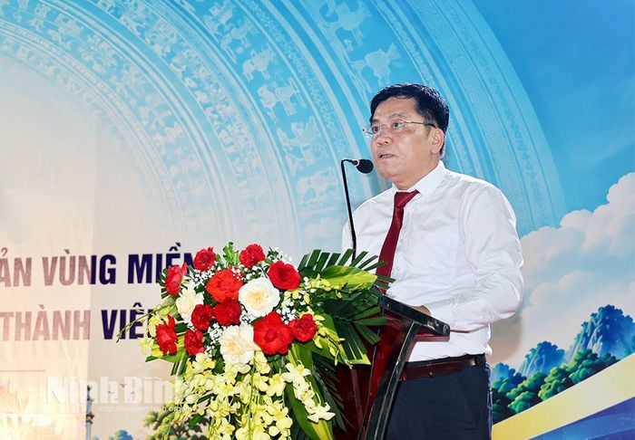 Lãnh đạo Liên minh HTX tỉnh phát biểu tại phiên chợ.