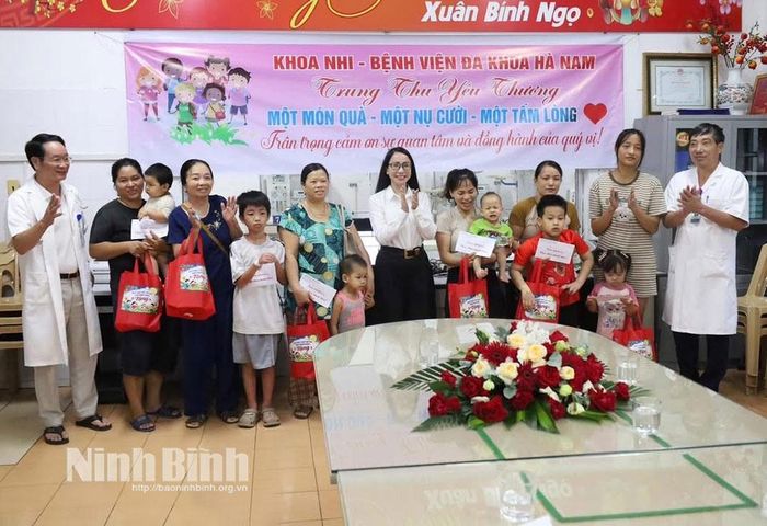 Lãnh đạo Chi cục Dân số và Trẻ em tỉnh tặng quà cho các bệnh nhi điều trị tại Bệnh viện Đa khoa Hà Nam. Ảnh: Lê Dũng