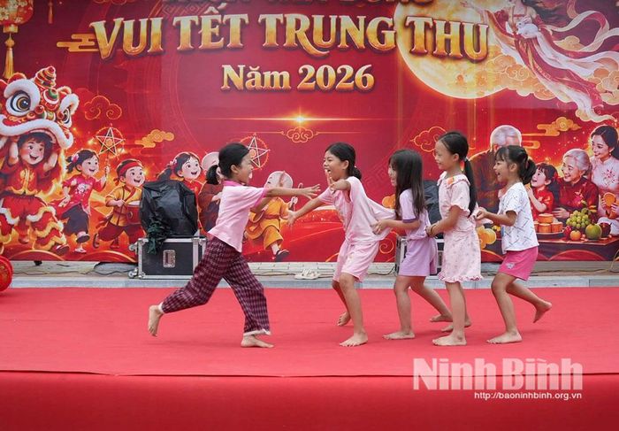 Trẻ em xã Yên Khánh vui Tết trung thu.