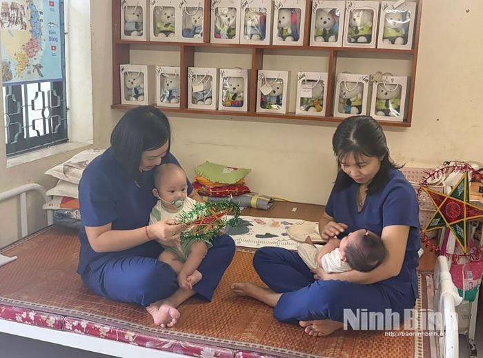 Chăm sóc trẻ sơ sinh tại Trung tâm Bảo trợ xã hội Ninh Bình.