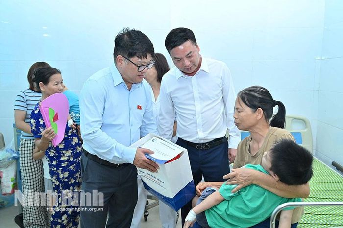 Đại diện Quỹ Bảo trợ trẻ em Việt Nam tặng quà cho bệnh nhi điều trị tại Bệnh viện Nhi Nam Định.