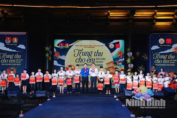 Đồng chí Trần Song Tùng, Ủy viên Ban Thường vụ Tỉnh ủy, Phó Chủ tịch Thường trực UBND tỉnh và đồng chí Trần Ngọc Nam, Tỉnh ủy viên, Phó Chủ tịch Ủy ban MTTQ Việt Nam, Bí thư Tỉnh đoàn trao quà cho các em thiếu nhi.