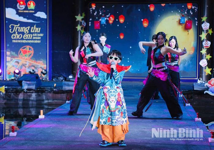 Màn biểu diễn đặc sắc của em Nguyễn Trung Dũng “Em Bé Chất” với tiết mục: Trăng rằm hội sư Em bé Việt Nam.